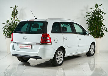 Opel Zafira Вид 4